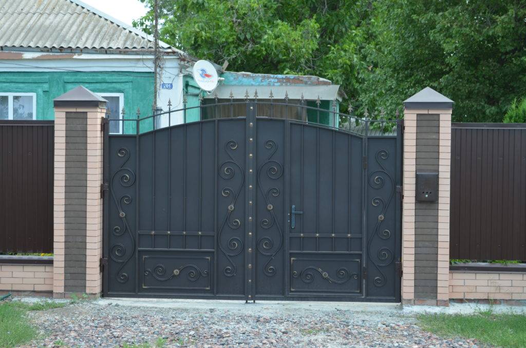 Ворота с калиткой для частного дома — разбираемся во всех подробностях