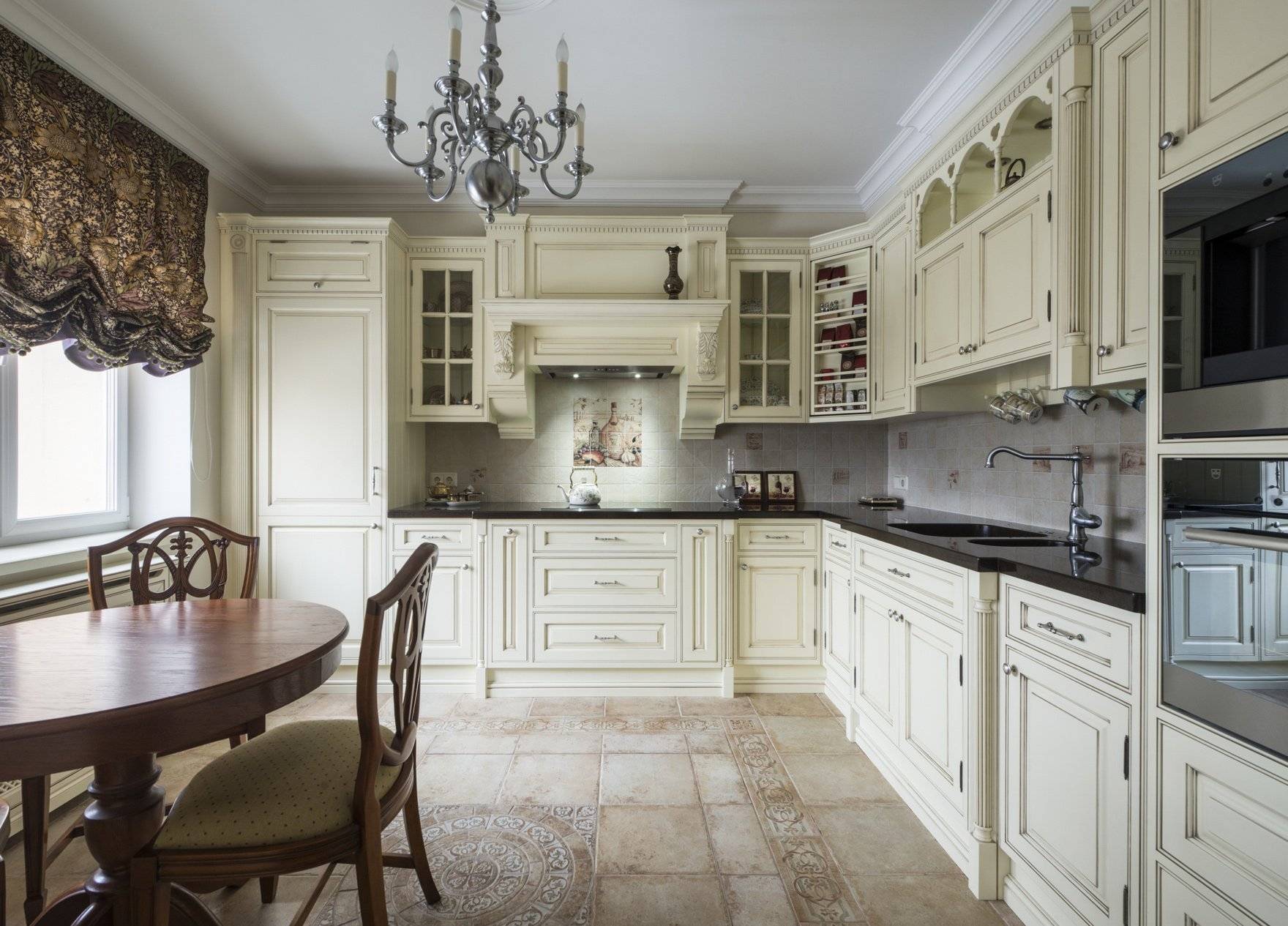 Английский стиль в интерьере кухни, гостиной: дизайн с камином, современные шторы - 30 фото