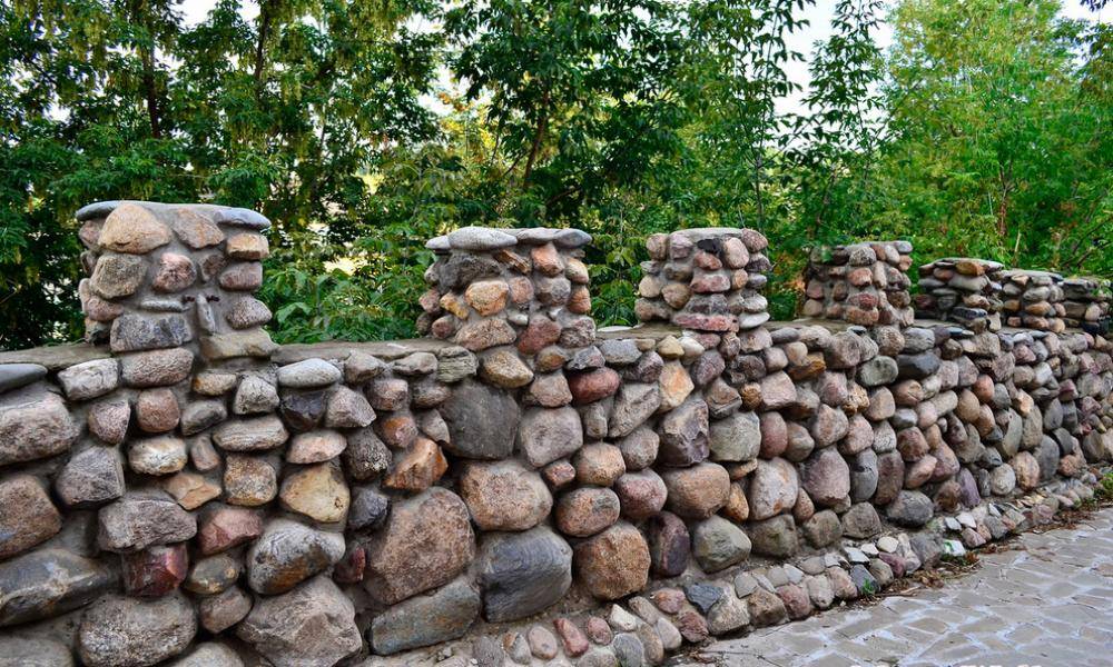 Этапы создания садовых дорожек из камня и выбор материала