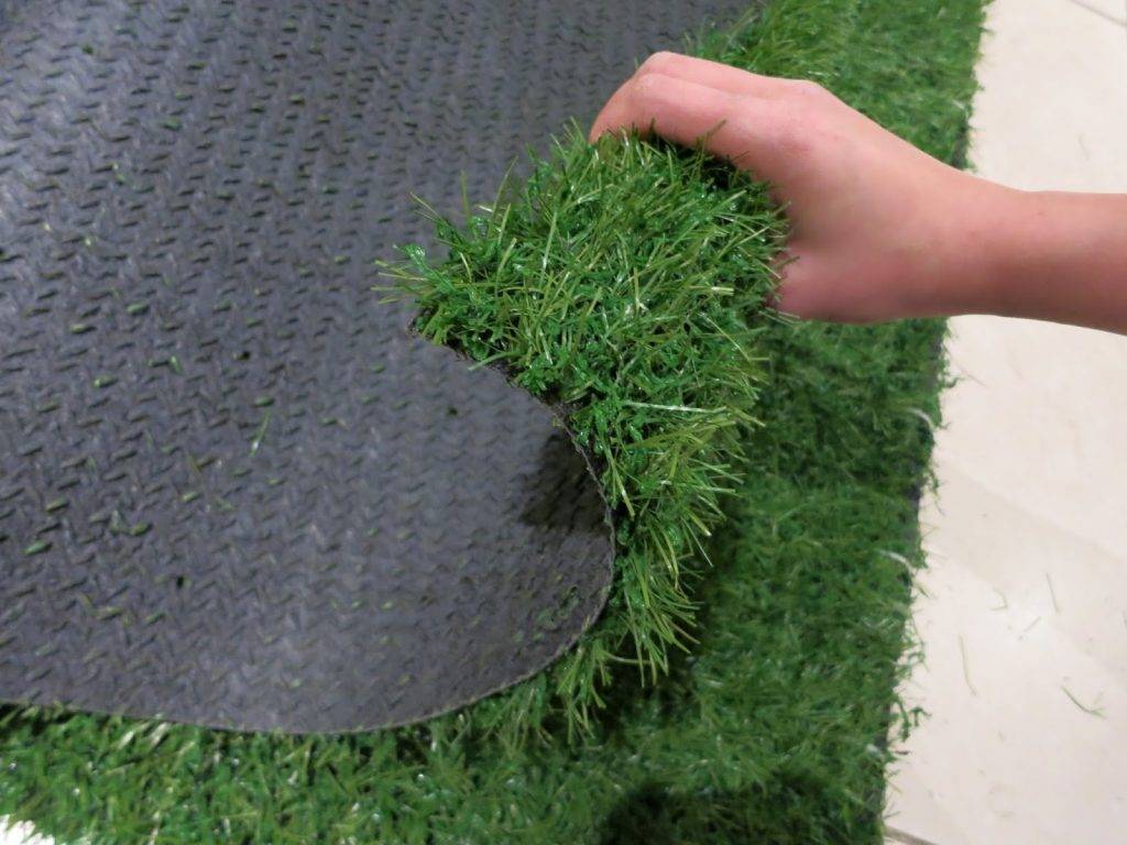 Искусственные газоны (64 фото): настил пластиковой травы и виды. как уложить газон-коврик на даче своими руками? отзывы покупателей