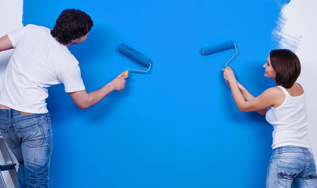 Покраска обоев: как правильно красить своими руками без разводов
