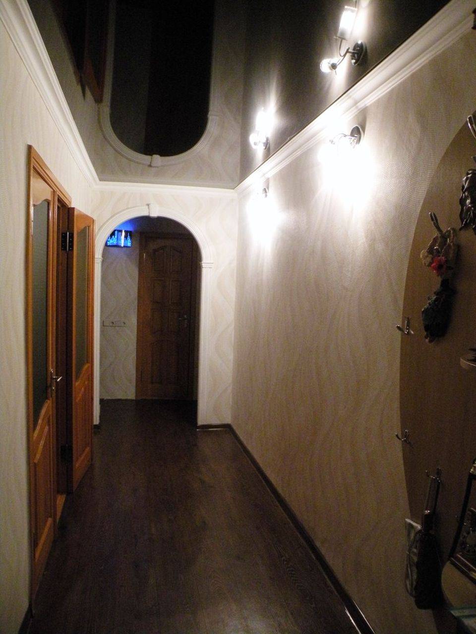Черный натяжной потолок в коридоре