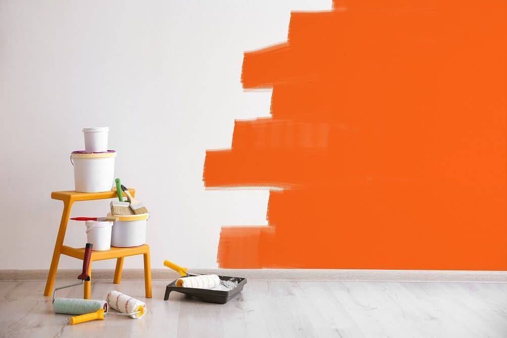Как красить стены в комнате: от выбора краски и цвета до работы валиком | домфронт