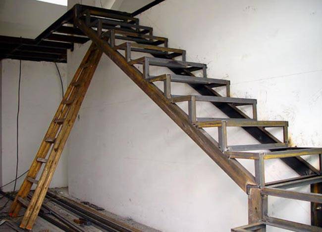 Лестницы на второй этаж на металлическом каркасе – разновидности, крепление, конструкция