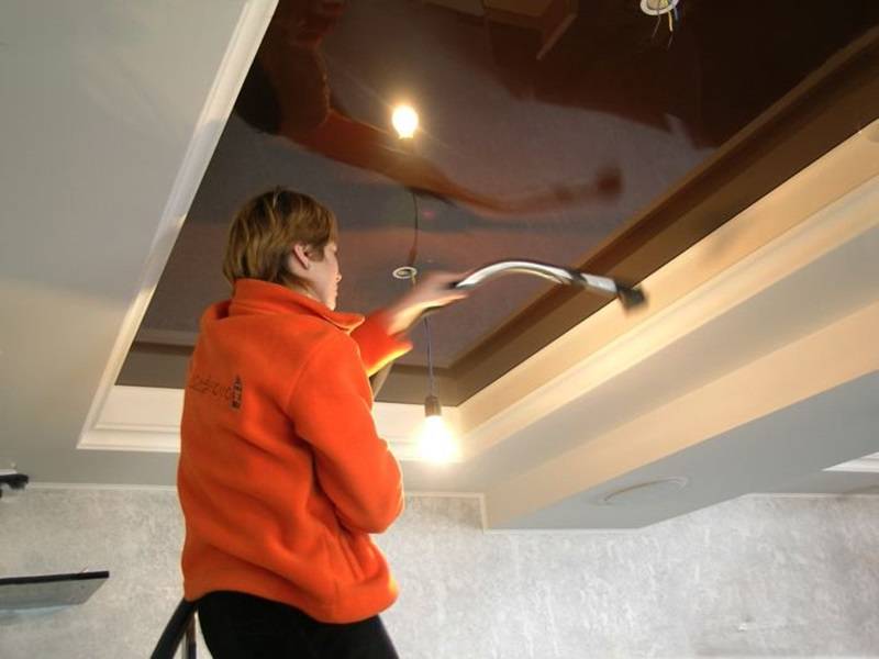 Как помыть натяжной потолок на кухне — инструкция и нюансы
