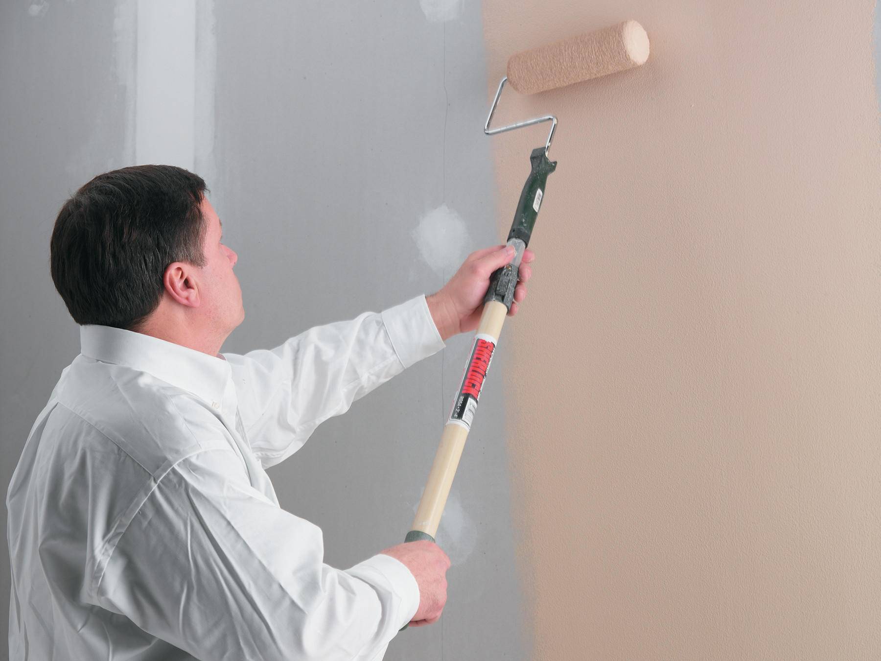 Покраска стен водоэмульсионной краской своими руками: фото и видео инструкция, необходимые инструменты.