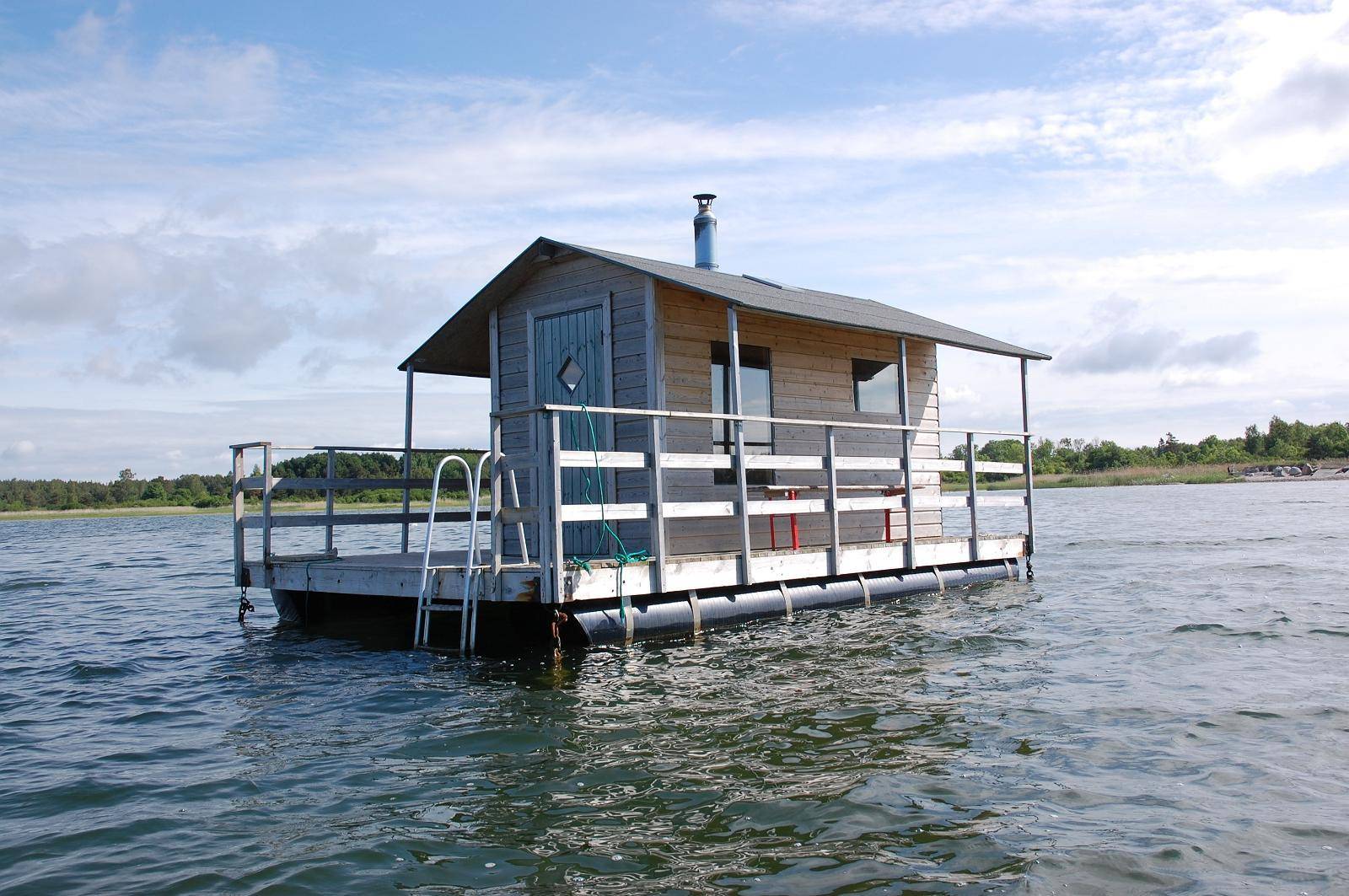 Оригинальное решение для временного и постоянного жилья – дом на воде