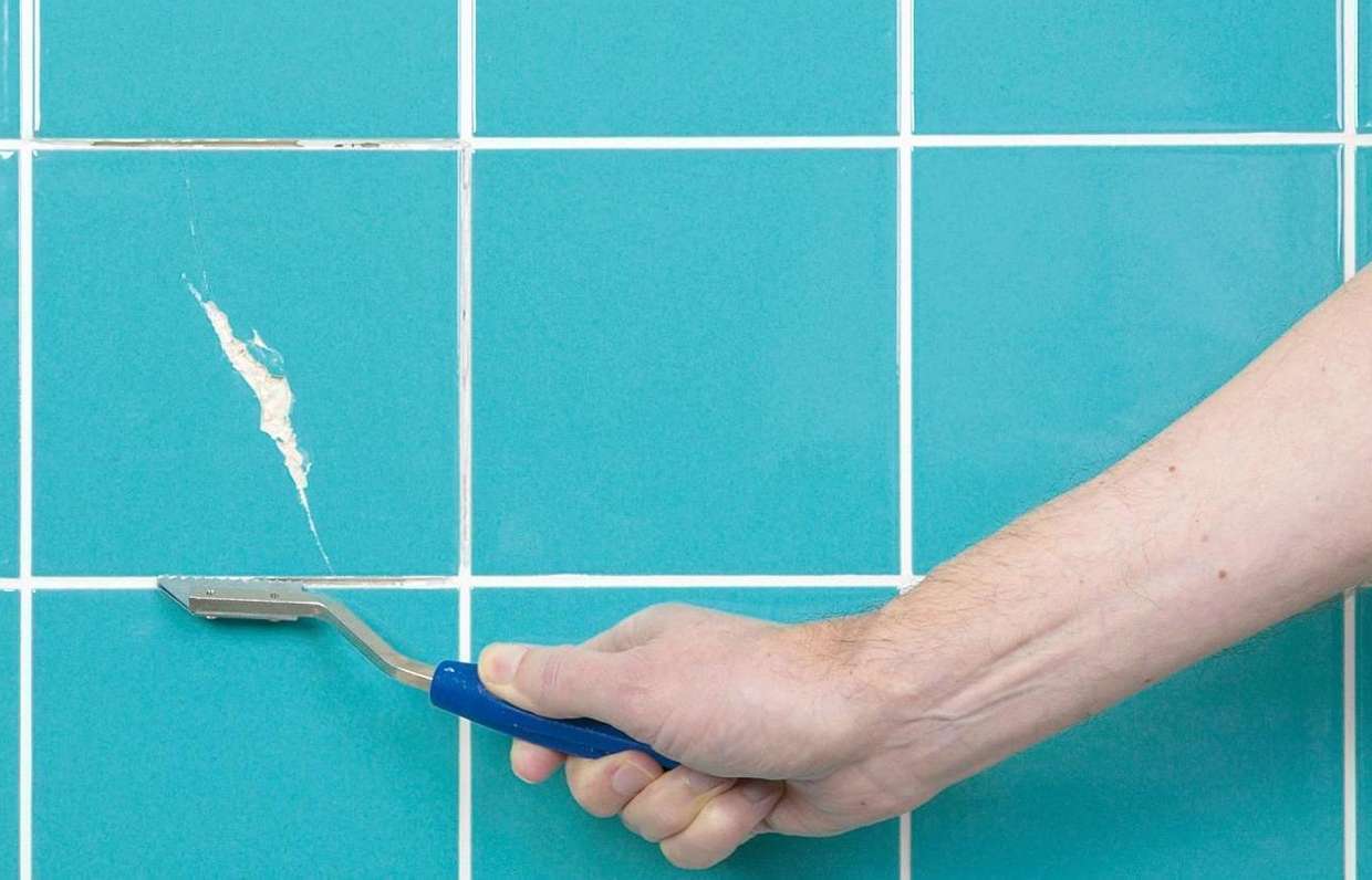 Как снять старую плитку со стен ванной и кухни: пошаговое руководство