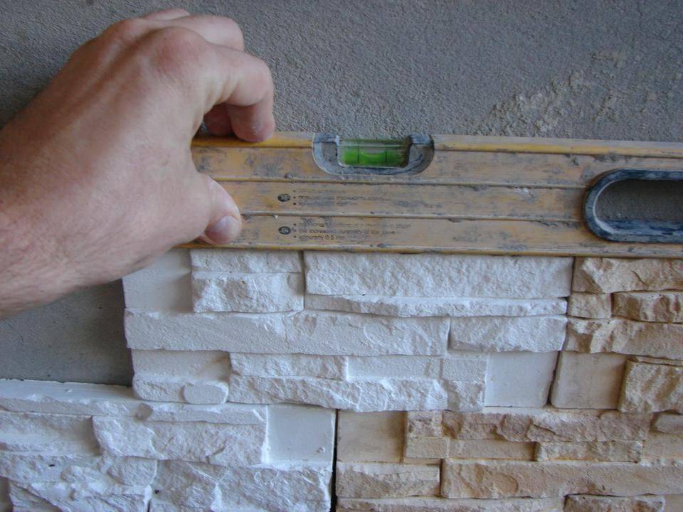 Монтаж искусственного камня на стену: как укладывать, чем приклеить к стене