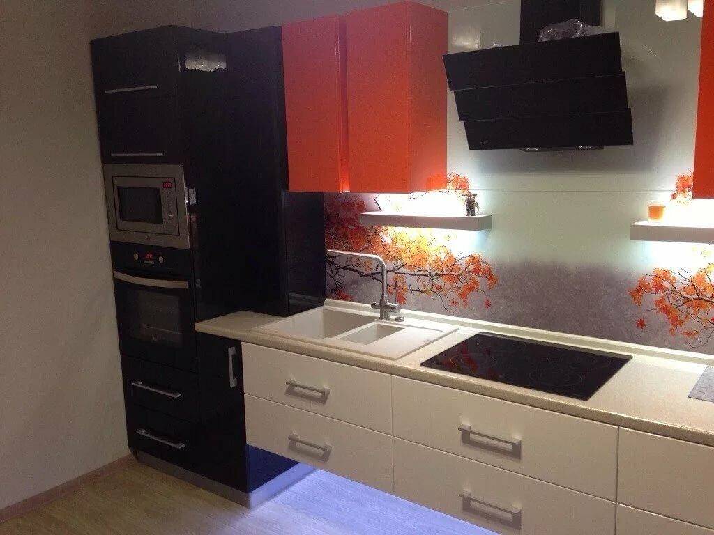 Дизайн стильной, современной, однорядной, прямой кухни: с холодильником, советы по выбору, фото.