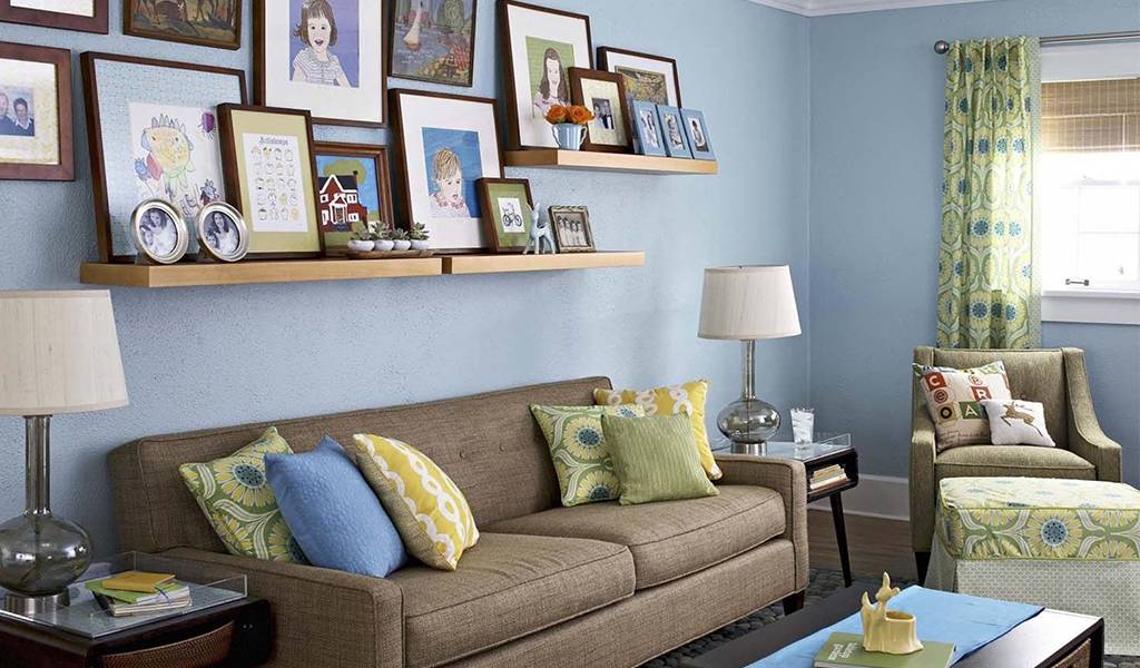 Полки над диваном: как и чем оформить стену в зале над диваном, что можно повесить в гостиной