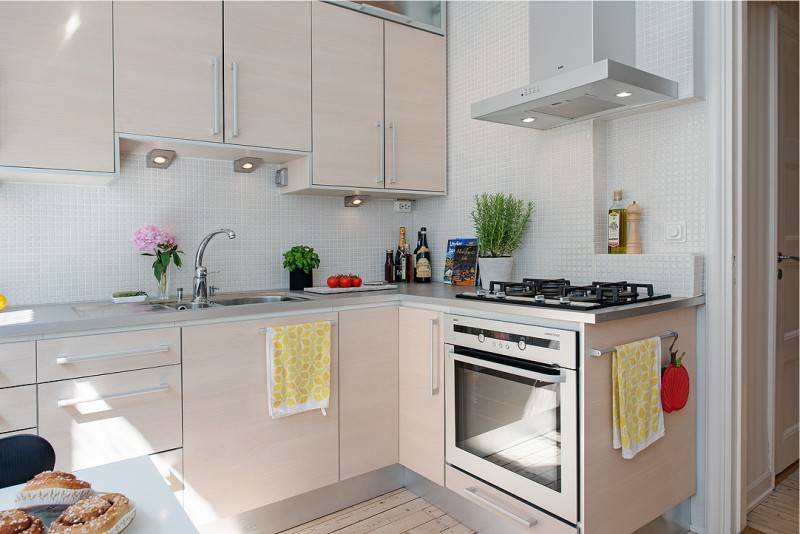 Дизайн кухни в панельном доме (54 фото) (девятиэтажке): видео-инструкция по оформлению своими руками, цена, фото