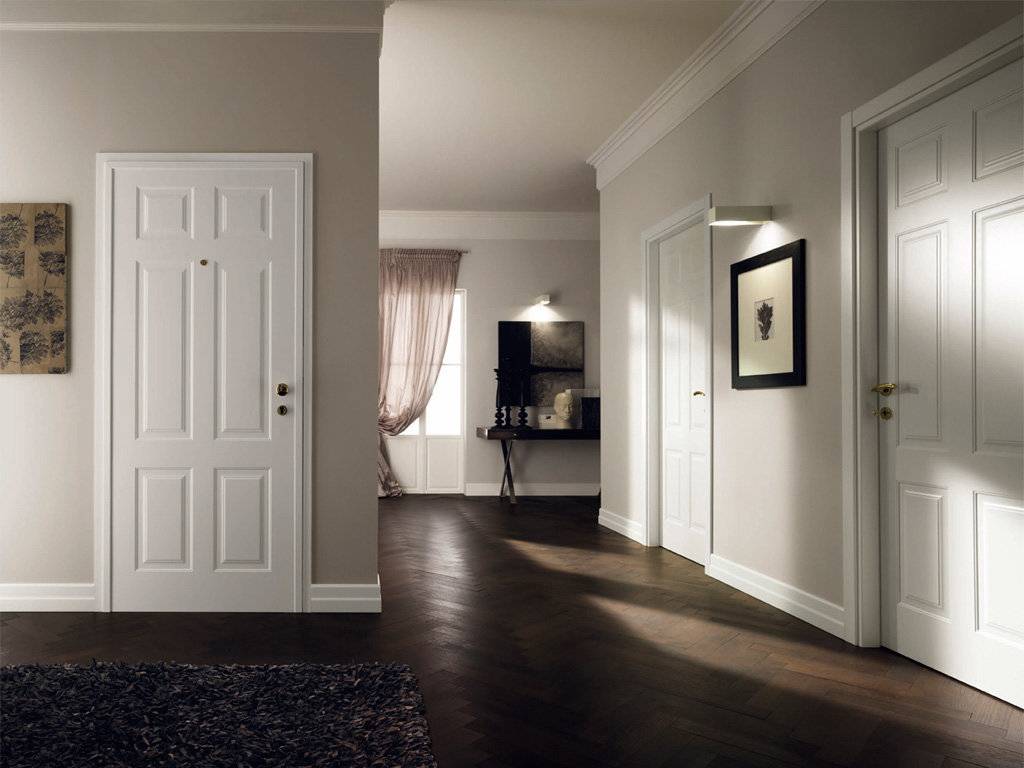 Светлые двери в интерьере квартиры и дома +75 фото