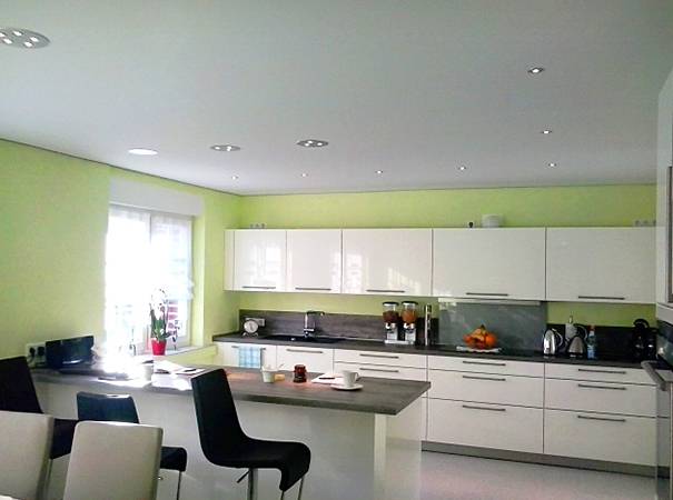 Черный потолок на кухне (34 фото): варианты дизайна, черно-белый глянцевый и матовый потолок в интерьере кухни
