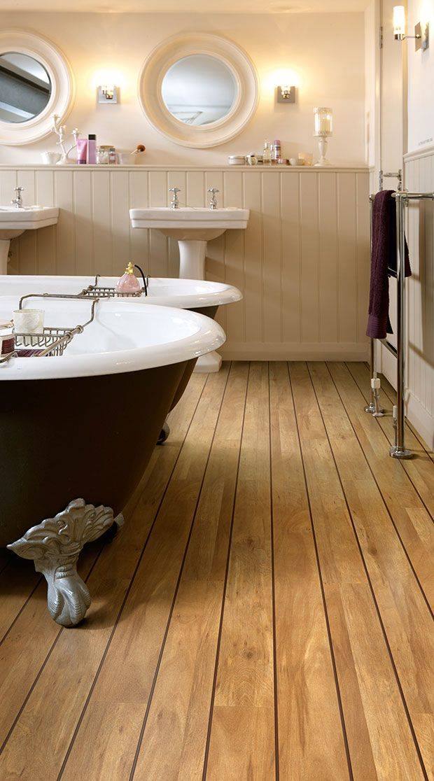 Современный дизайн пола в ванной комнате в деревянном доме