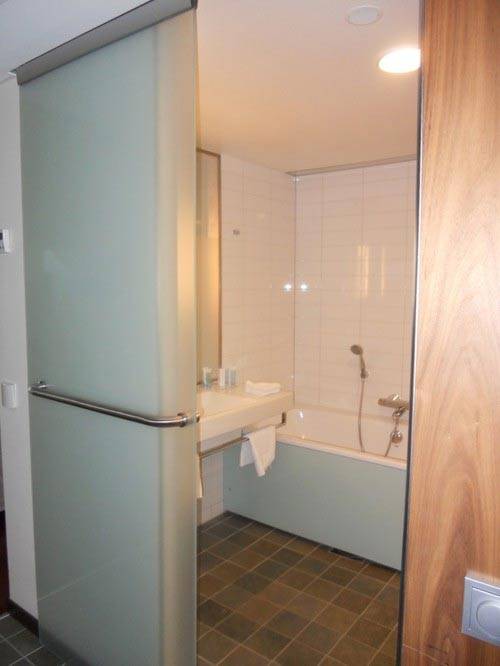 Установка раздвижных стеклянных дверей в ванной и туалете