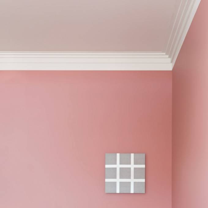 Как покрасить обои на потолке: практические советы с фото и видео