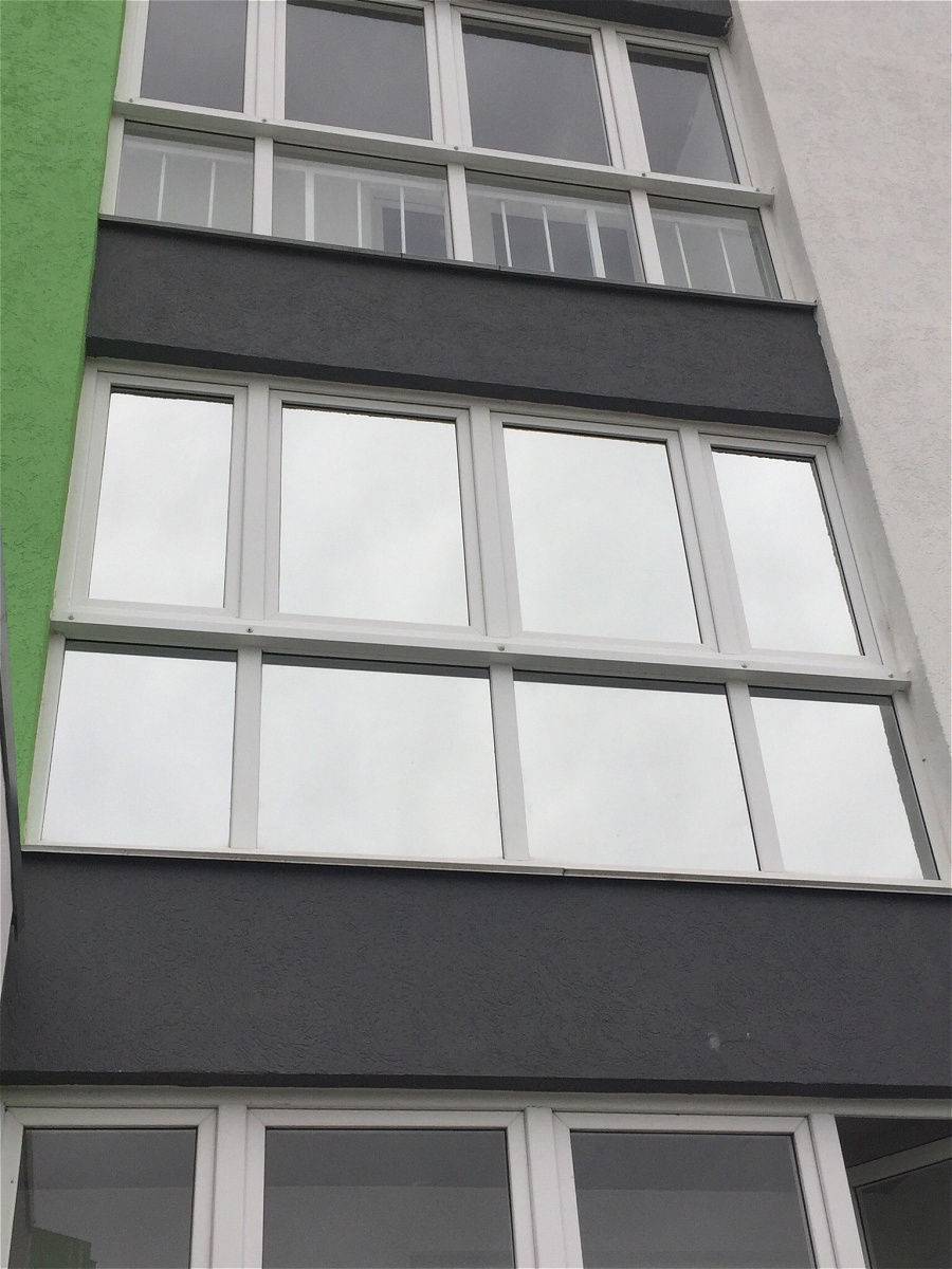 Как затонировать окна в квартире, доме своими руками, чтобы не было видно с улицы?