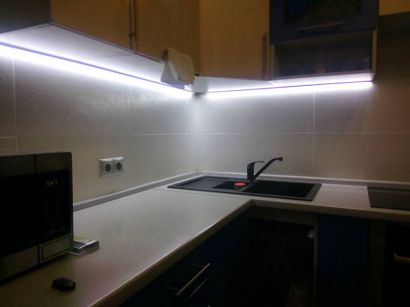 Светодиодная подсветка под шкафы для кухни (80 фото): обзор накладных, навесных и других кухонных светильников со светодиодами. какие лампы лучше выбрать?