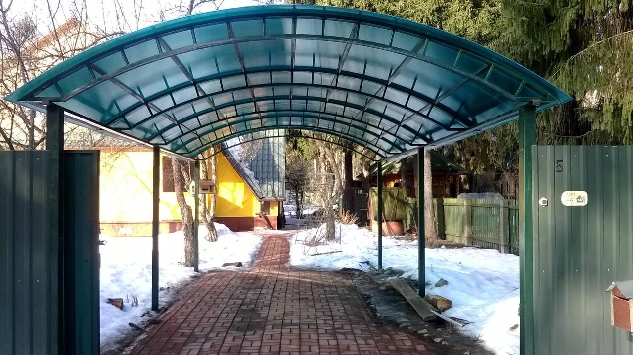 Какой поликарбонат выбрать для навеса - рассматриваем возможные варианты и выбираем лучший для навеса