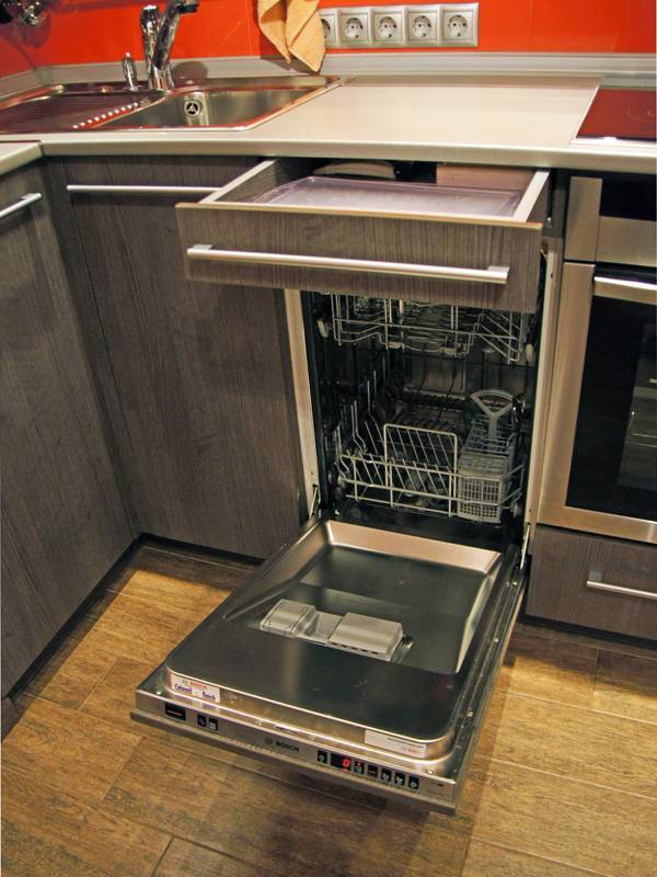 Правила встраивания посудомоечной машины в готовую кухню
