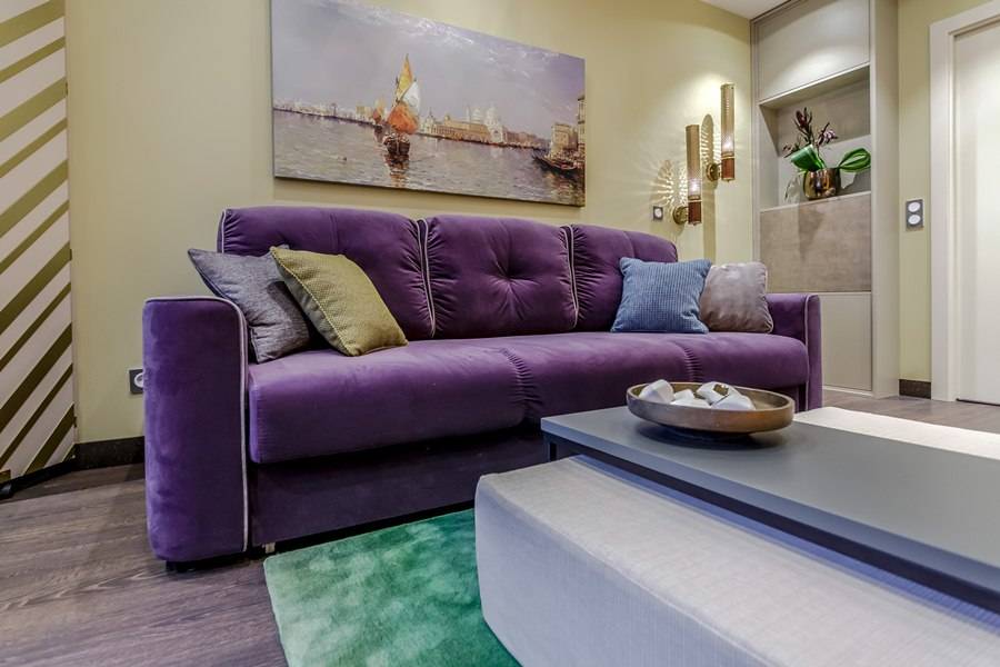 Бирюзовый диван в интерьере разных комнат в разных стилях