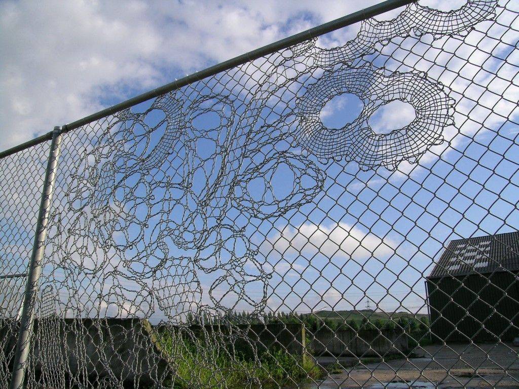 Фасадная сетка для забора на даче (45 фото): строительная зеленая и затеняющая в рулоне заборная сетка. как закрепить ее на рабицу и сделать забор из сетки?