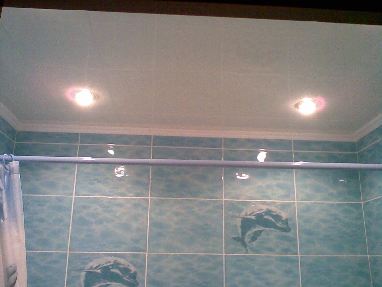 Как сделать потолок в ванной из панелей. Пластиковый потолок в ванную. Пластиковый потолок в ванной. Потолок в ванной из пластиковых панелей. Пластиковое потолки в вагной.