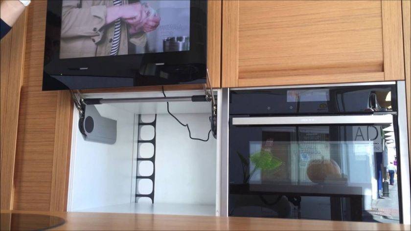 Телевизор на кухне (49 фото): варианты размещения. дизайн кухни 12 кв. м с диваном и телевизором. как повесить на стену и как еще можно разместить в интерьере?