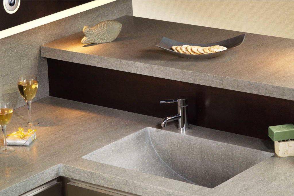 Столешница в ванную – возможные материалы и сочетания с интерьером стен (110 фото)