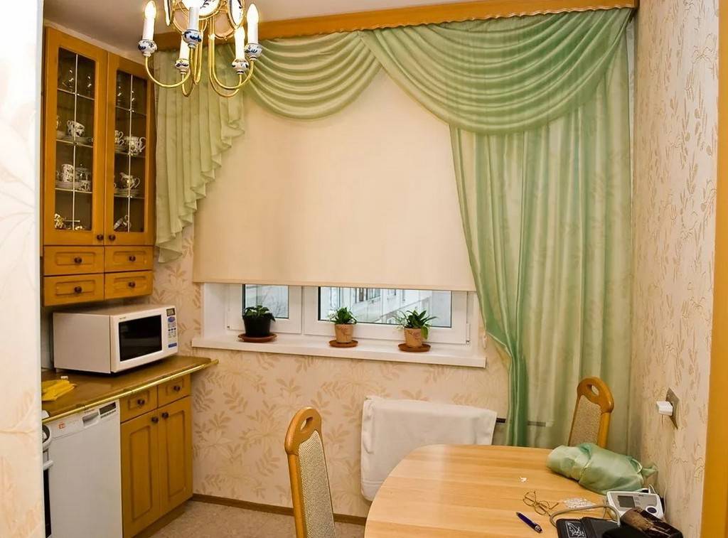 Шторы на кухню с балконной дверью (87 фото): римские занавески и тюль, дизайн. как выбрать короткие легкие шторы? как повесить?