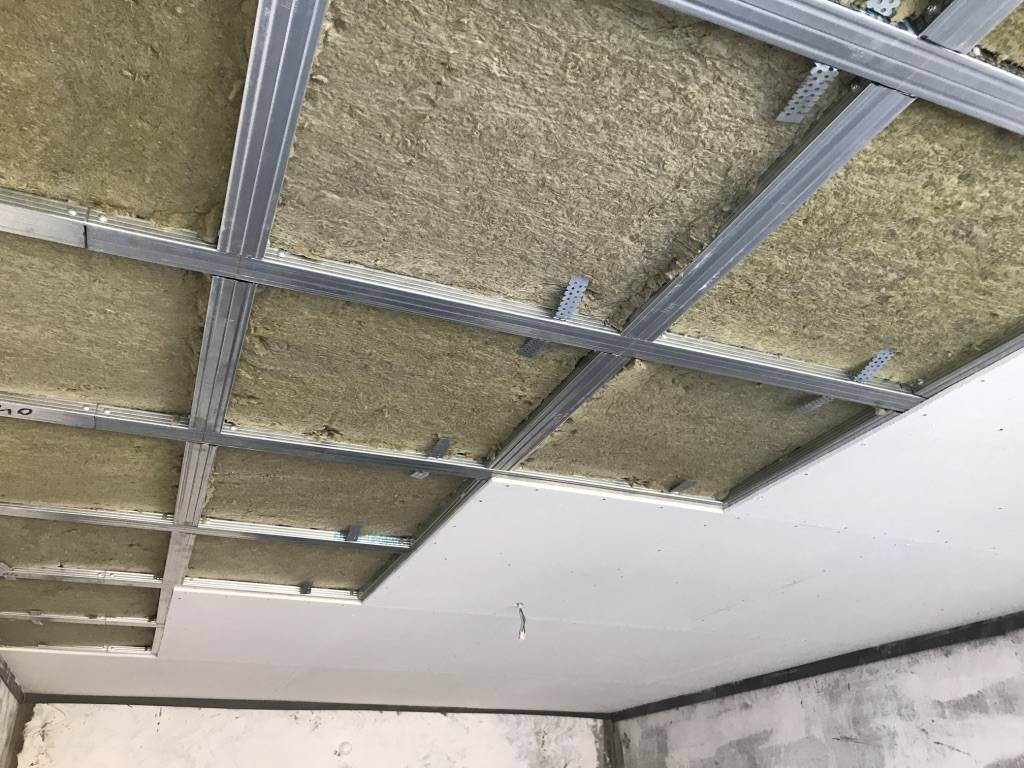 Бескаркасная шумоизоляция (звукоизоляция) потолка в квартире
