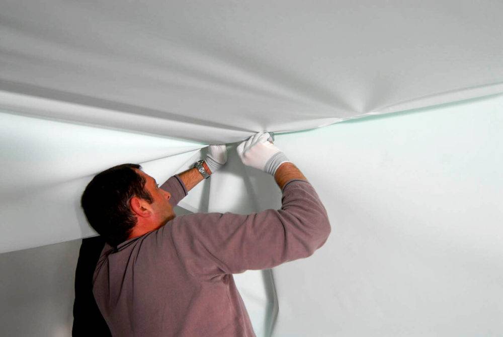 Как убрать специфический запах от натяжного потолка?