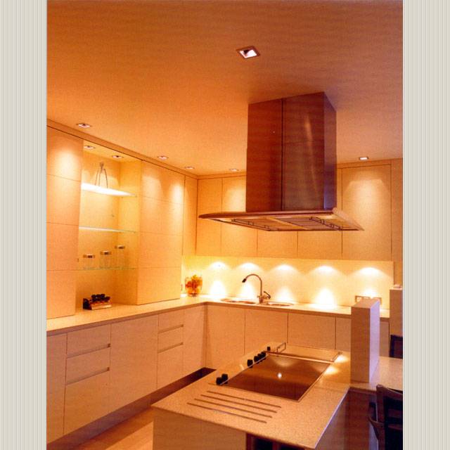 Какое выбрать освещение на кухне с натяжным потолком? (+35 фото вариантов)