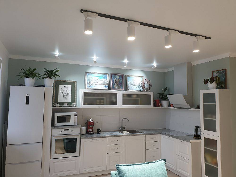 Освещение на кухне с натяжным потолком: правильный выбор осветительных приборов