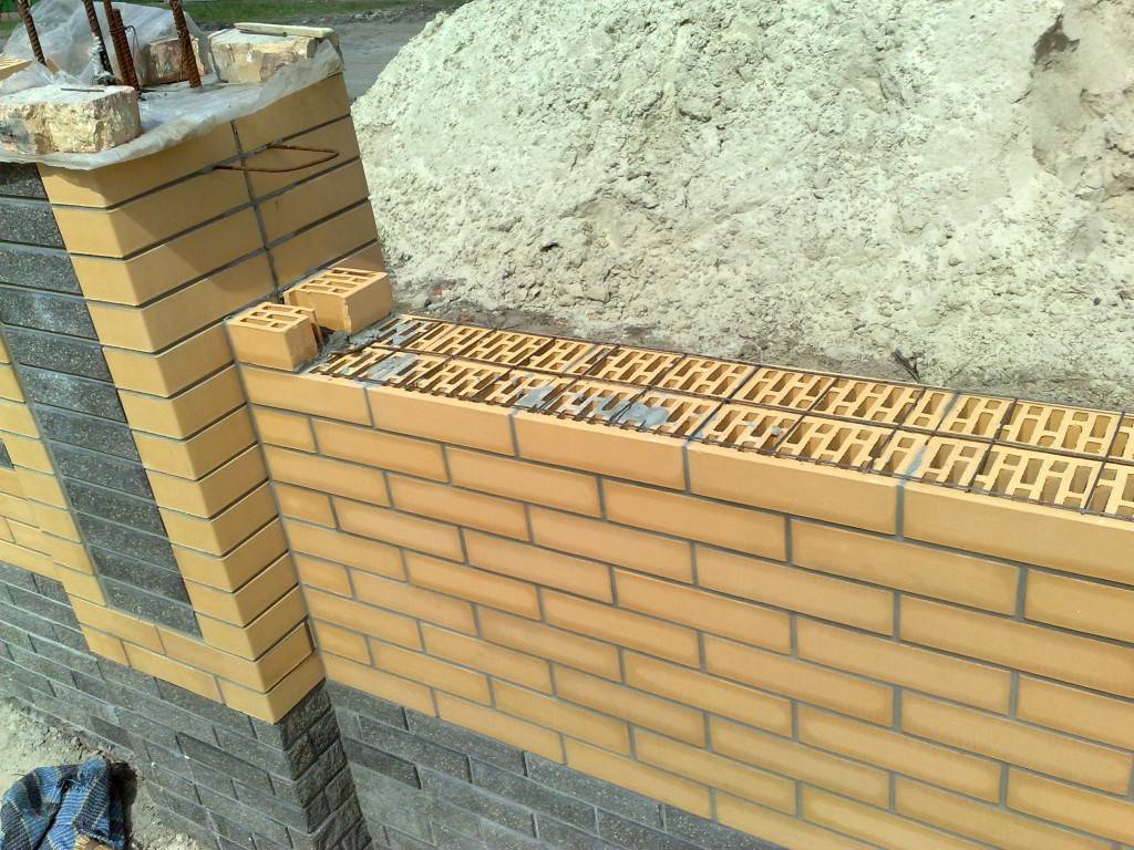 Забор из профнастила с кирпичными столбами в москве и московской области | стройзабор