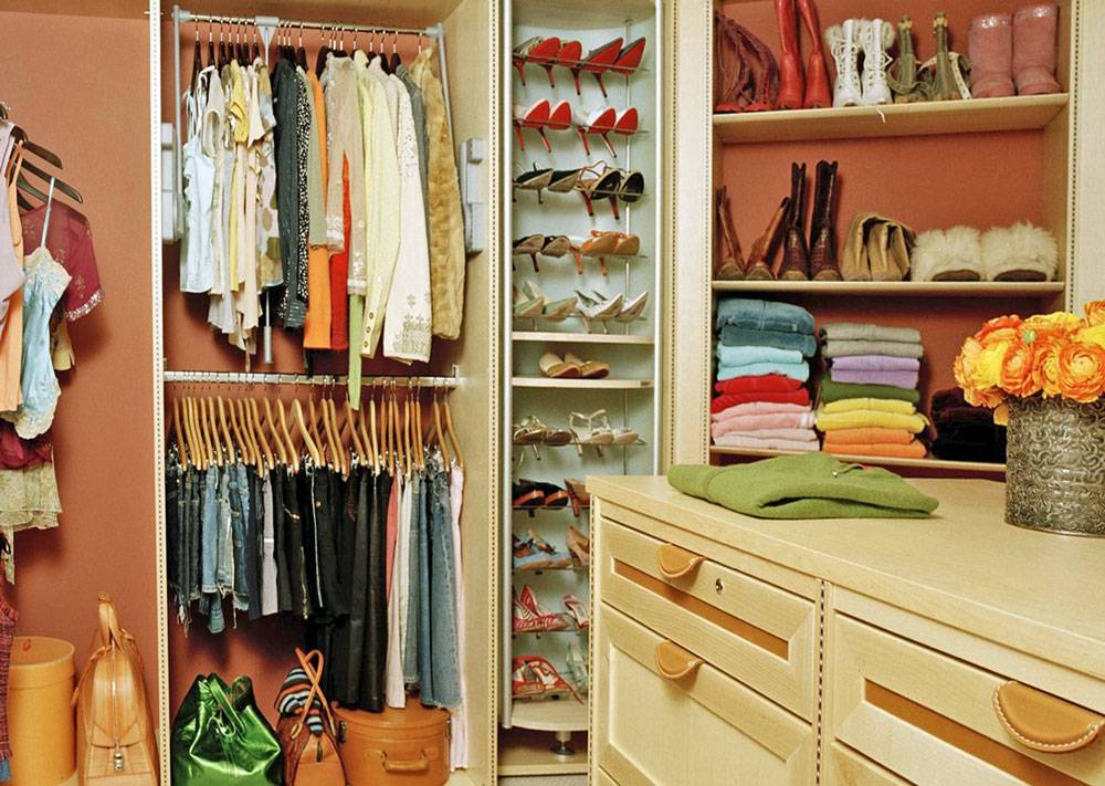 Как разобрать и правильно сложить вещи в гардеробе: советы