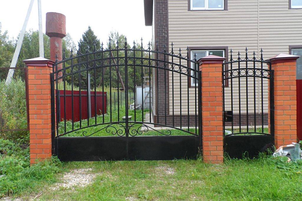 Откатные ворота с калиткой внутри (30 фото): раздвижные ворота из профнастила и металла со встроенной конструкцией калитки