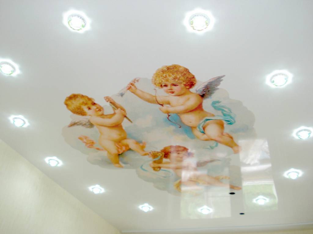 Узоры на потолке: лучшие идеи по оформлению орнаментами, росписью и световыми эффектами - 11 фото