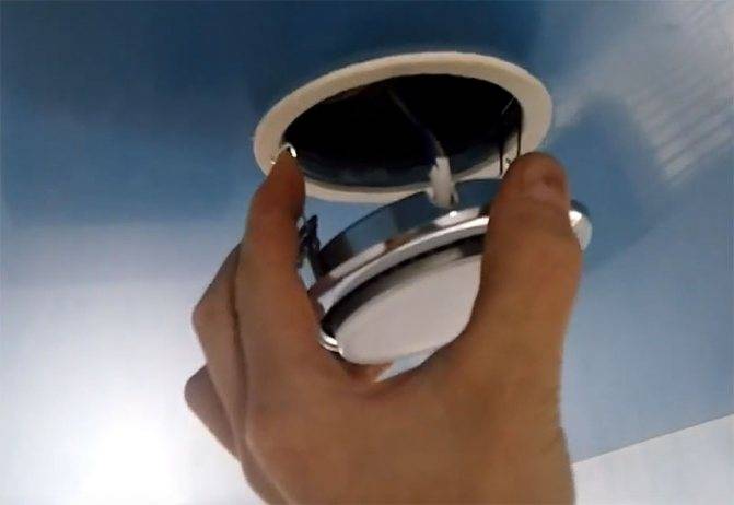 Как поменять лампочку в точечном светильнике на натяжном потолке