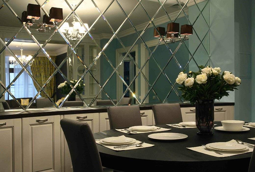 Зеркальная плитка (63 фото): керамические изделия с фацетом на стену, варианты расположения в интерьере гостиной или в спальни, сплошное зеркало и соты в прихожей