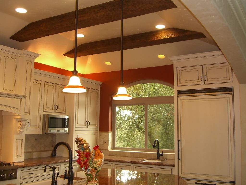 Натяжные потолки на кухне — варианты дизайна с примерами из современных интерьеров