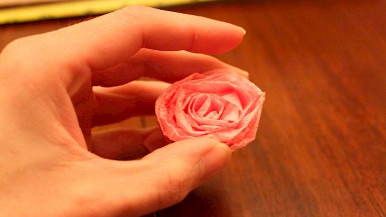 Роза из бумаги: как сделать легко и быстро красивый бутон