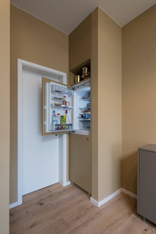 Холодильник в коридоре: дизайн интерьера с экономией пространства