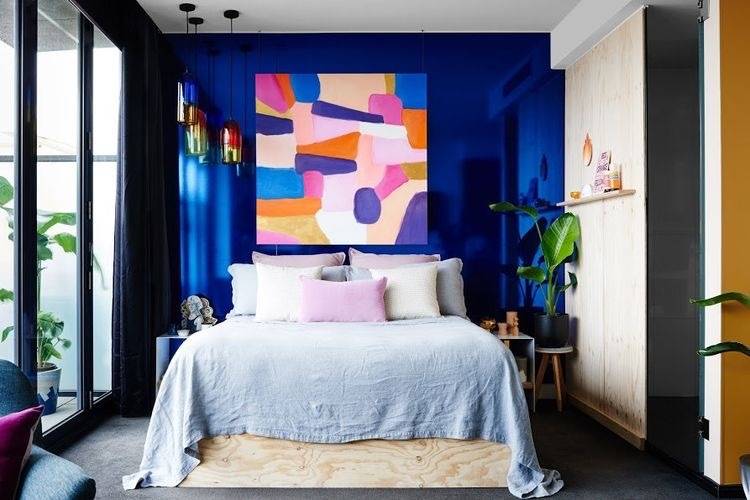 Дизайн спальной комнаты в синем цвете с фото