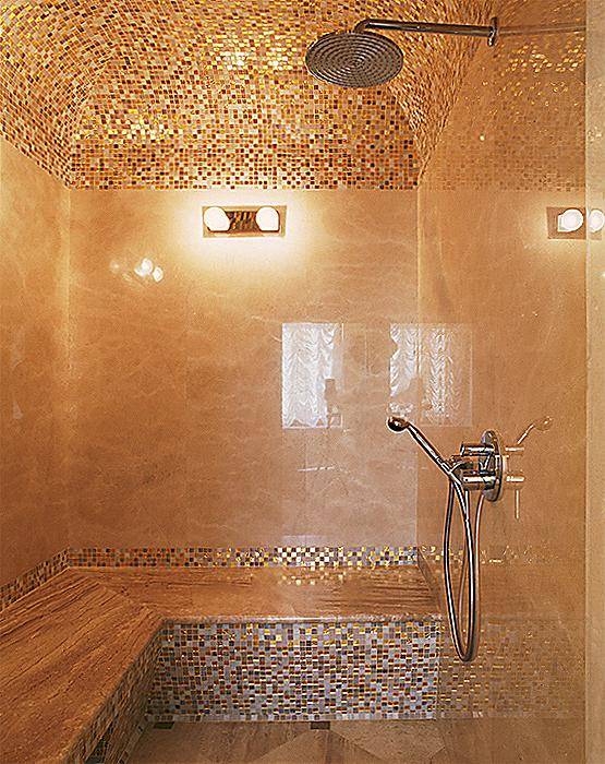 Потолок плитка в ванной комнате. Мозаика на потолке в ванной. Отделка потолка в ванной мозаикой. Потолок из мозаики в ванной. Мозаичный потолок в ванной.