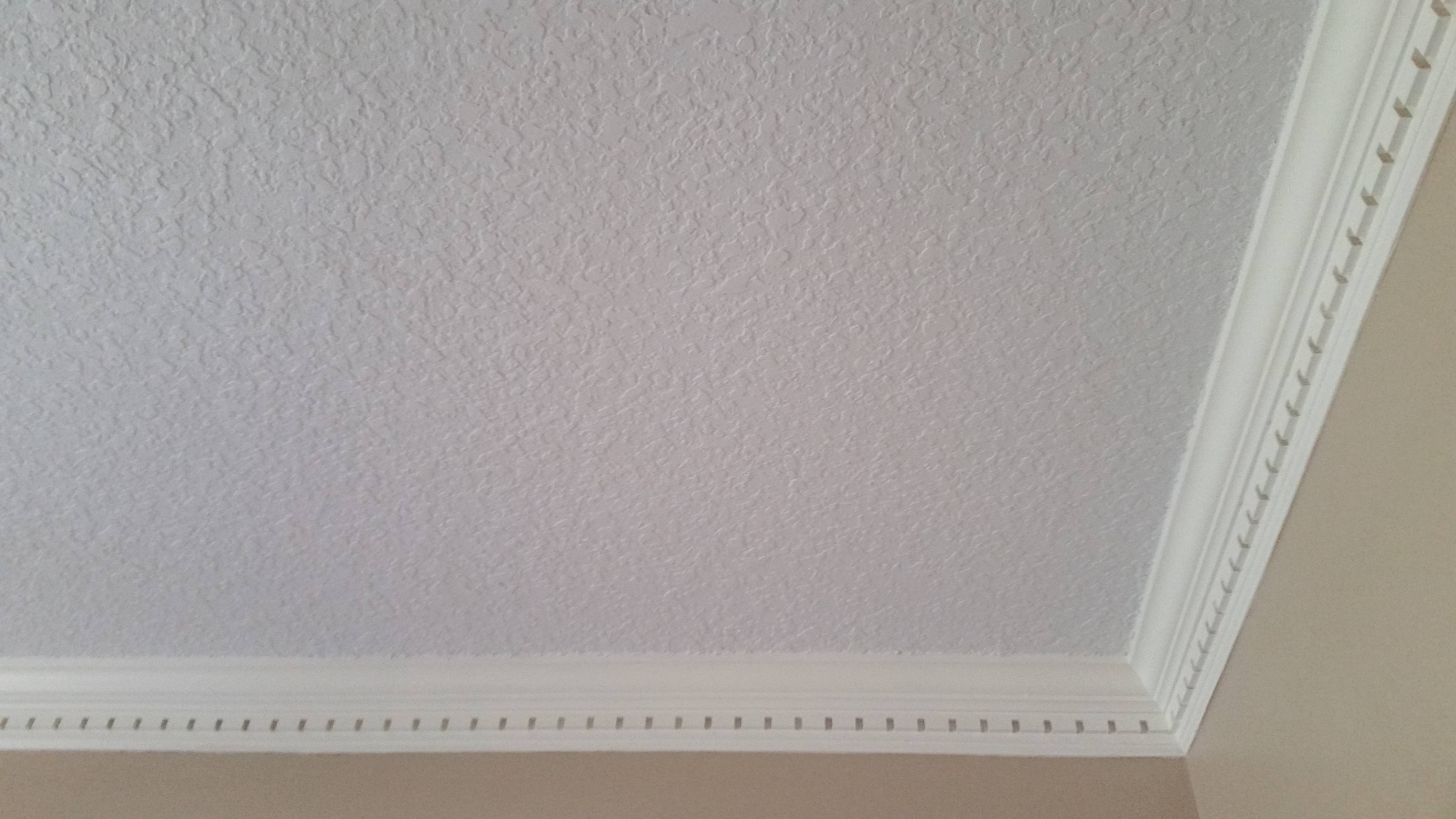 Белый крашенный потолок. Обои на потолок. Обои под покраску на потолок. Флизелиновые обои на потолок. Отделка потолка обоями.
