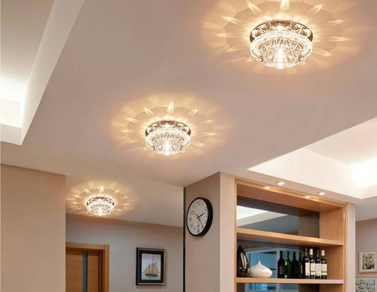 Лампочки в светильник на натяжной потолок: как выбрать?