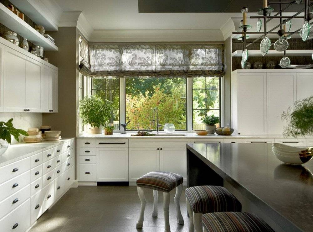 Кухня с окном в загородном доме: 100 фото идей интерьера