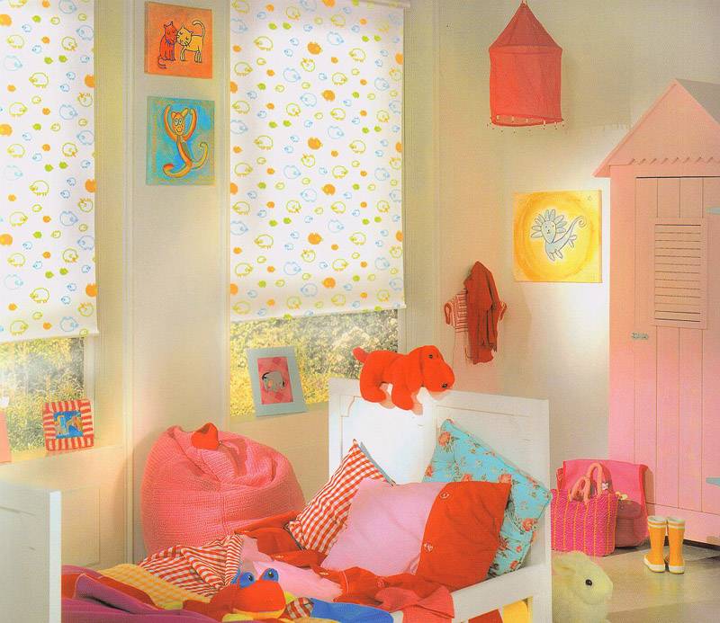 Дизайн окон (83 фото): красивые пластиковые конструкции в интерьере детской комнаты, идеи-2021 оформления в английском стиле в частном доме